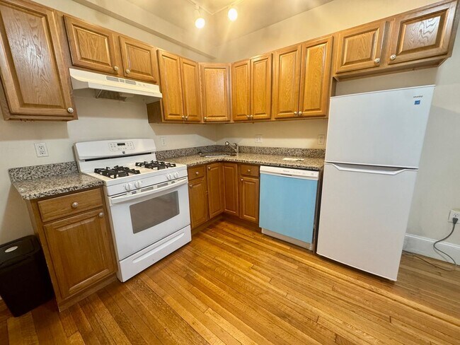 One Bedroom with Heat on GL-B Comm Ave Bri... - One Bedroom with Heat on GL-B Comm Ave Bri... Apartment