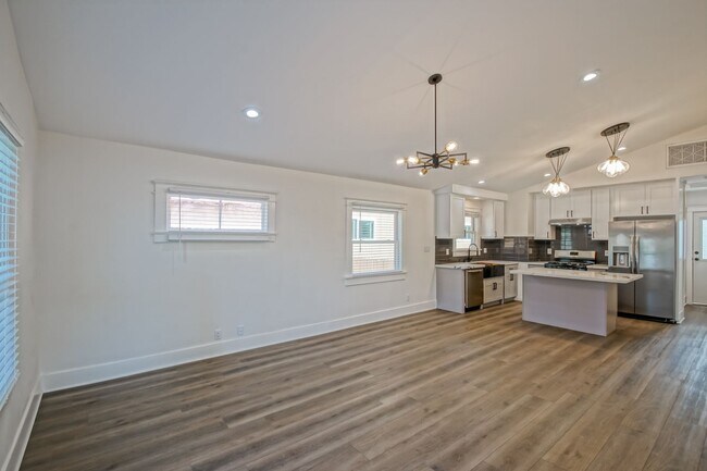 Building Photo - 827 N Lucia Ave