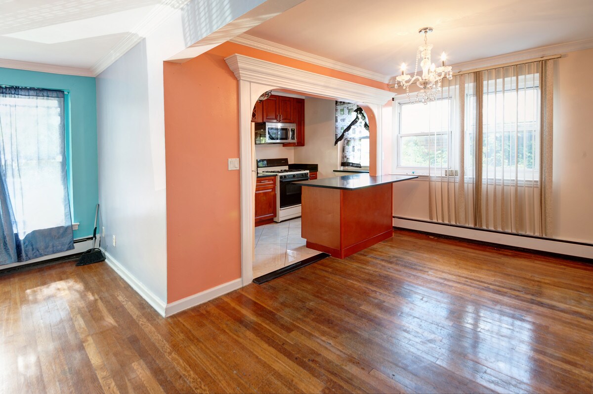 Primary Photo - 170-17 65th Ave