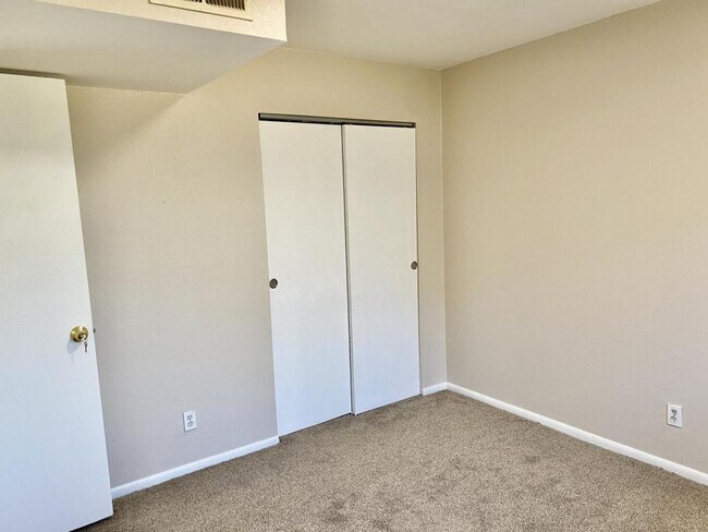 Building Photo - 5300 S Cherry St Unit 425