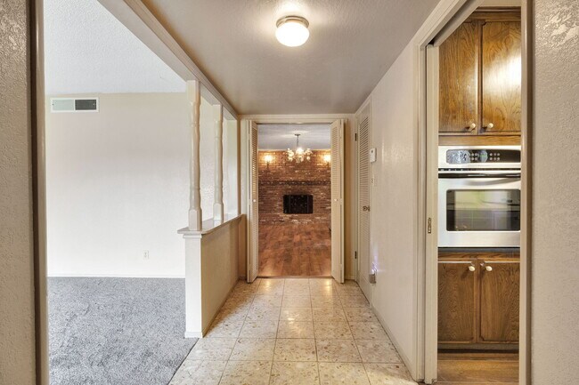 Building Photo - 1564 E Escalon Ave