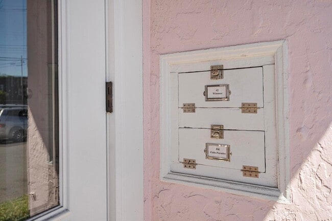 Building Photo - Charming close-in Foster-Powell studio in four-plex—Updated kitchen & bath, shared laundry, share...