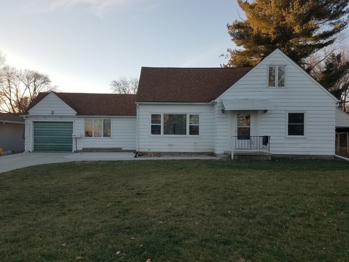 Front Outside - 919 Beach Ave
