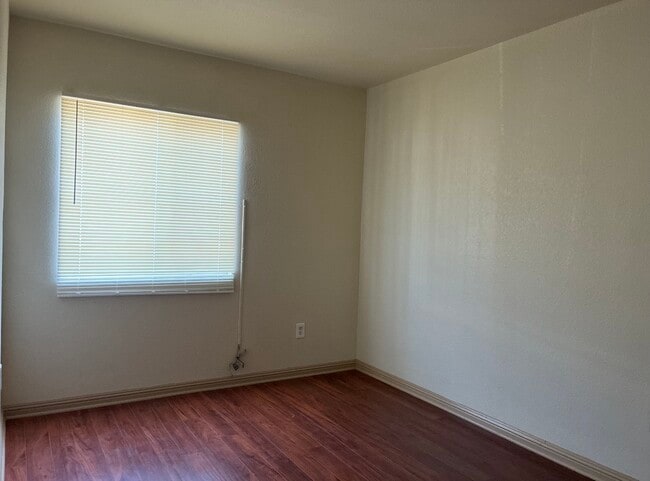 Building Photo - 4264 S Menlo Ave