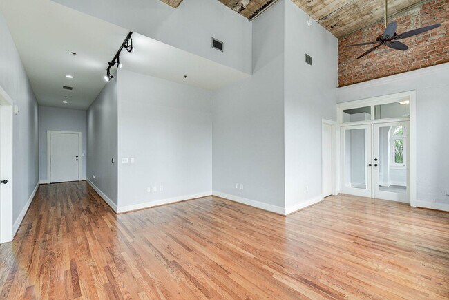Building Photo - Designer upgraded condo with a brand new k...