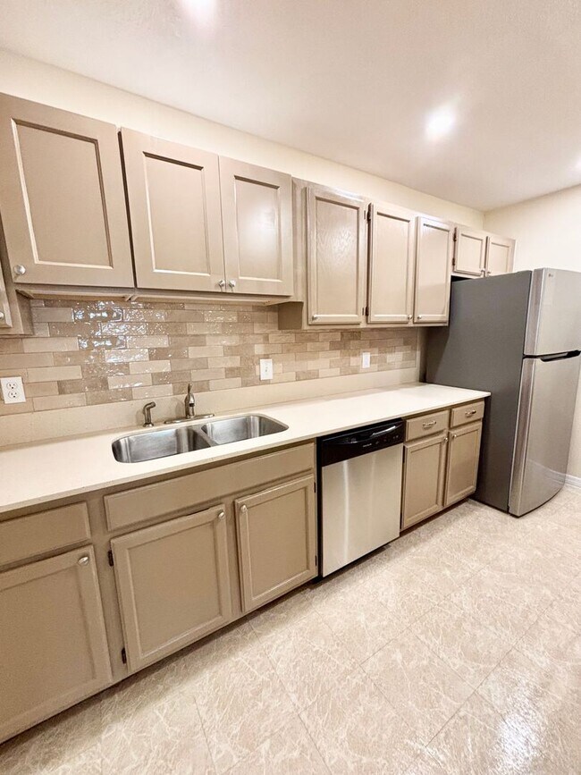 Building Photo - Wow! 2 bedroom, 2.5 bath, two story townho...