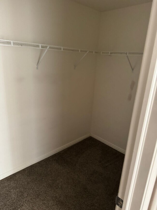 Building Photo - 3 bed 2 bath apartment