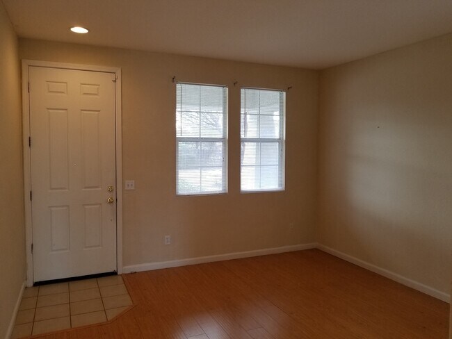 Foto del edificio - VERY CUTE 3BD/2BTH SINGLE FAMILY IN NORTH LINCOLN
