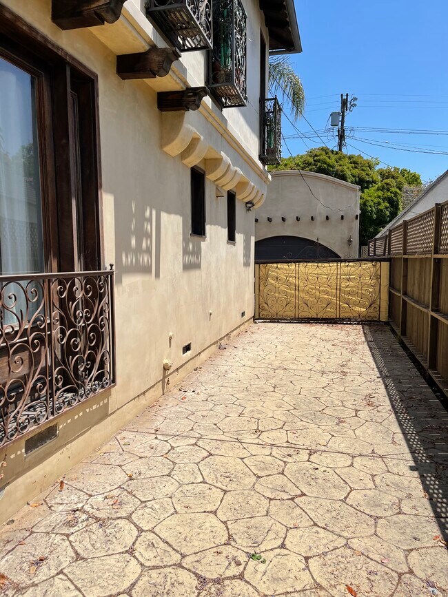 Building Photo - 2018 Glendon Ave