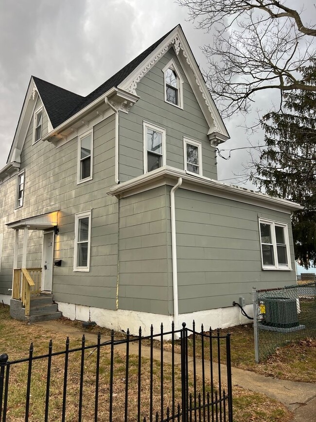 Building Photo - 601 E Mulberry St