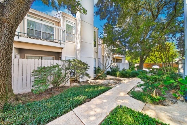 Foto del edificio - 7900 N Stadium Dr