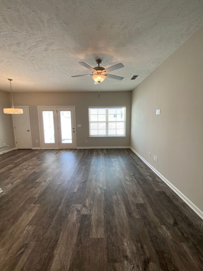 Building Photo - * MOVE IN SPECIAL* Luxury Townhome! 3 BR, ...