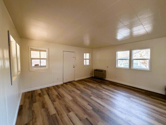 Foto del edificio - 2 Bedroom 1 Bath House in Myrtle Creek