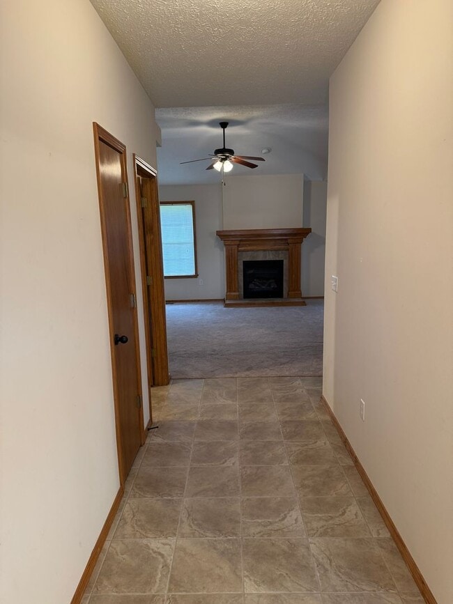 Building Photo - BEAUTIFUL 3 bedroom | 2 bathroom | 3 Car G...