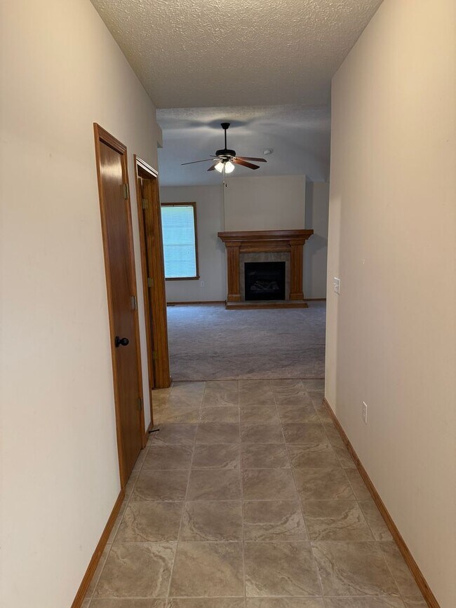 Foto del edificio - BEAUTIFUL 3 bedroom | 2 bathroom | 3 Car G...