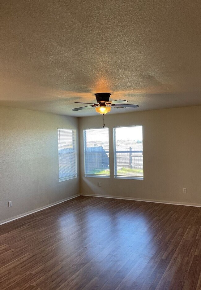 Foto del edificio - NEW IN MANAGEMENT - AVAILABLE NOW!