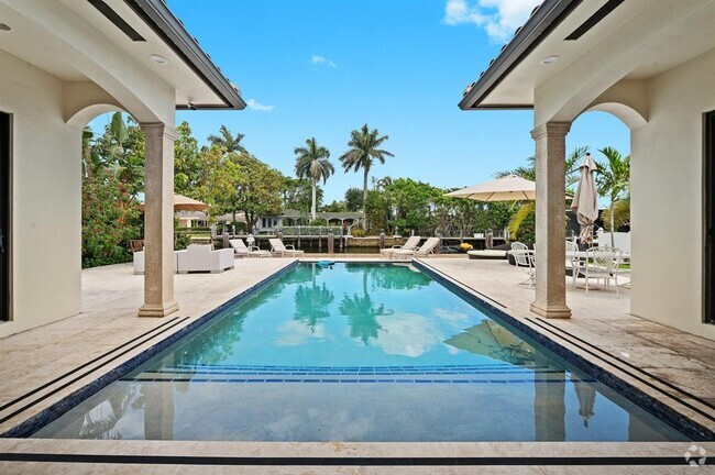 Building Photo - 2437 Castilla Is