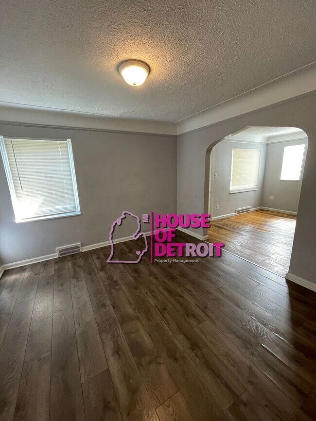 Building Photo - 3 BEDROOM | 1 BATH | FREE PRE SCREEN