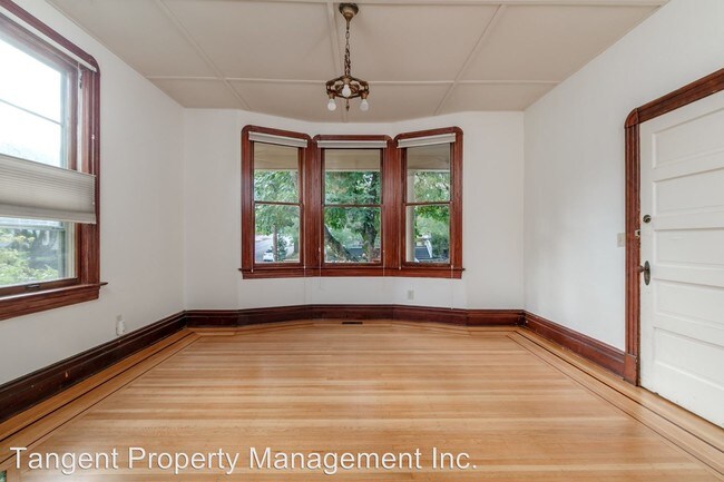 Building Photo - 2835 SE Yamhill St