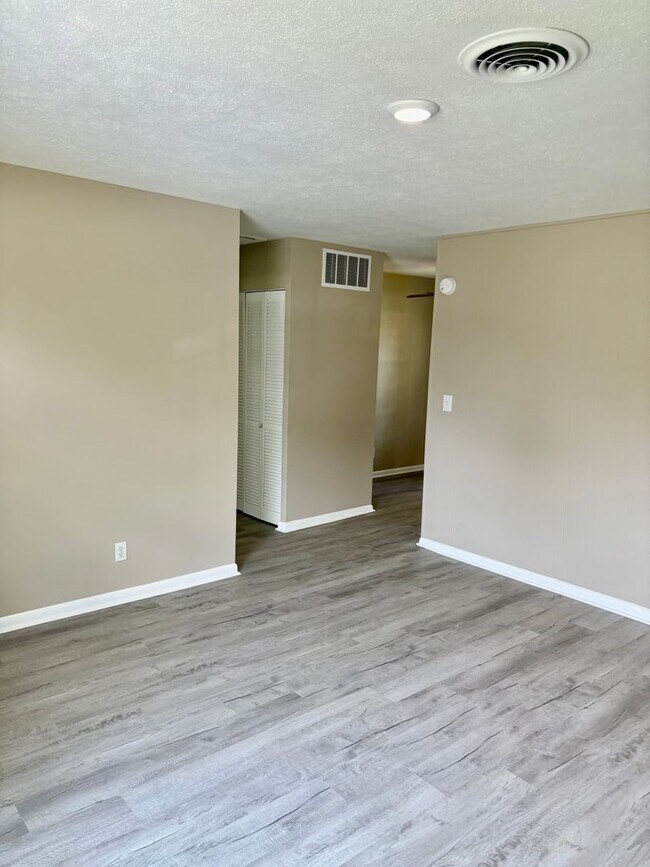 Foto del edificio - 3 bed 1 bath house in Charlestown for rent