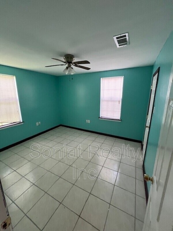 Building Photo - 2105 Mirabeau Ave
