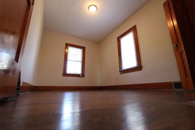 Building Photo - Beautiful Two Bedroom Home Near Downtown. ...
