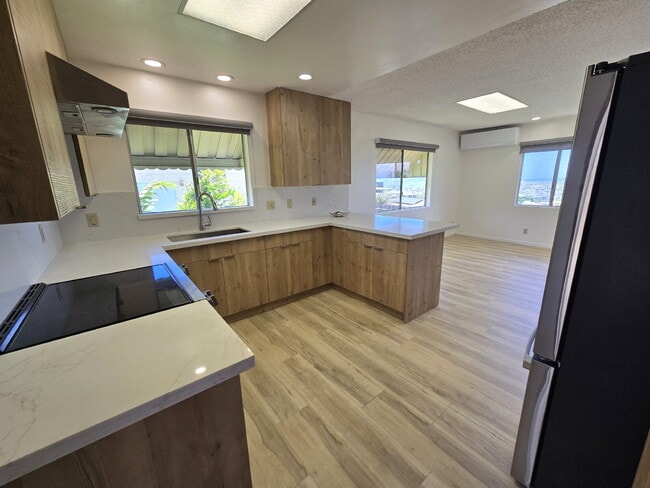 Building Photo - Renovated 2br/1ba Halawa Heights Cottage with Pearl Harbor Views!
