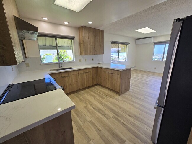 Foto del edificio - Renovated 2br/1ba Halawa Heights Cottage with Pearl Harbor Views!