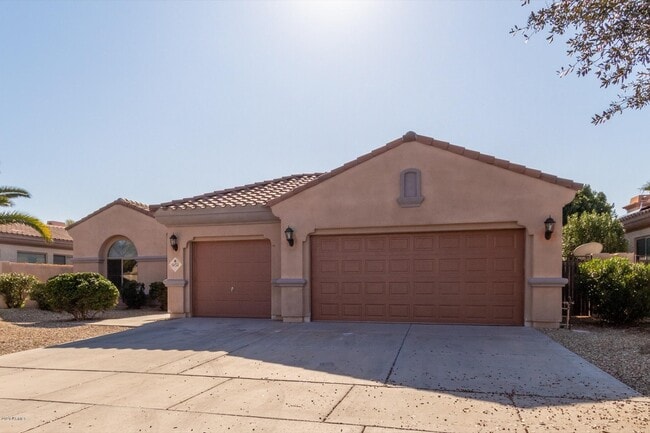 Building Photo - 951 W Orchard Ln
