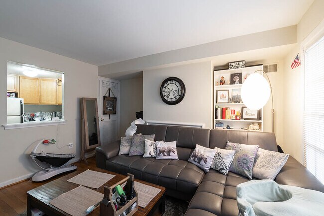 Foto del edificio - 4450 MacArthur Blvd NW