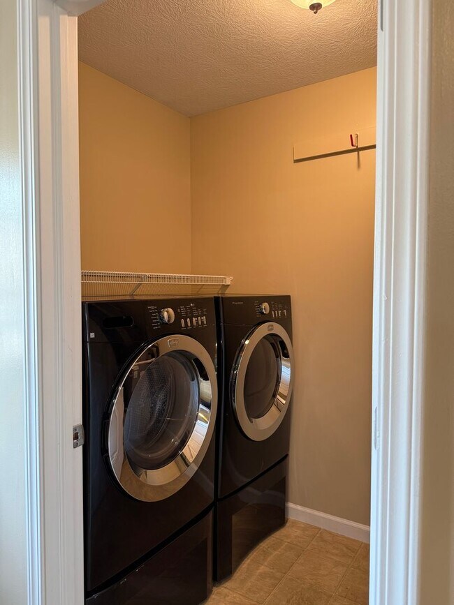 Foto del edificio - 3 bedroom, 2.5 bath townhome