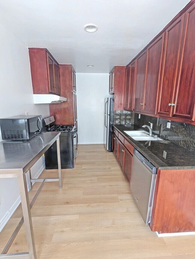 Building Photo - 1331 N Poinsettia Pl