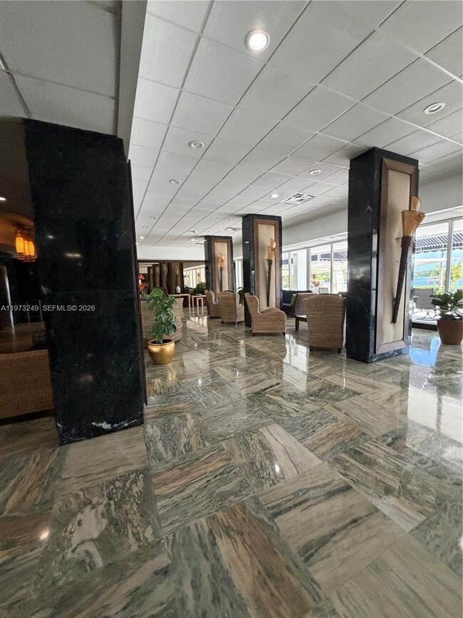 Foto del edificio - 500 Bayview Dr