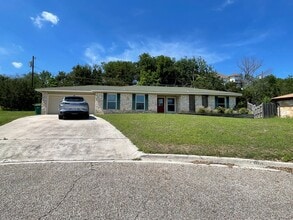 Building Photo - 1605 Cedar Oaks Ln