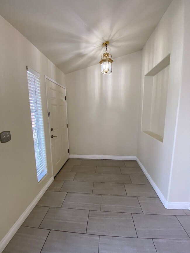 Foto del edificio - Desirable Home in SE Visalia Available Now!