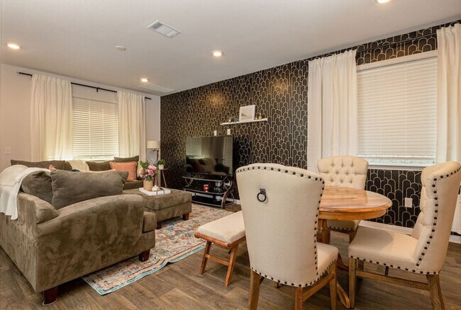 Building Photo - Spacious, Georgetown Home!