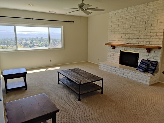 Building Photo - Lovely Thousand Oaks Rental with Expansive Yard and Mountain Views