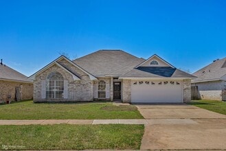 Building Photo - 2212 Beauregard Pl