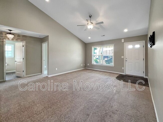 Foto del edificio - 245 Sleepy River Rd