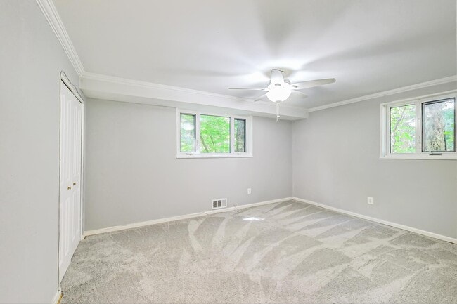 Foto del edificio - 10501 Montrose Ave