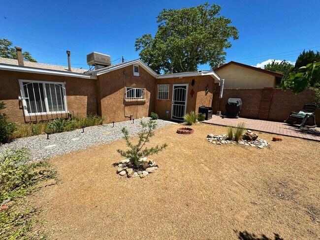 Foto del edificio - 1525 Edith Blvd NE