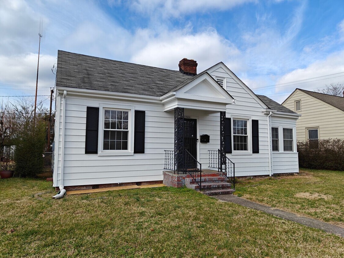 Primary Photo - 2 bedroom home with fenced in rear yard