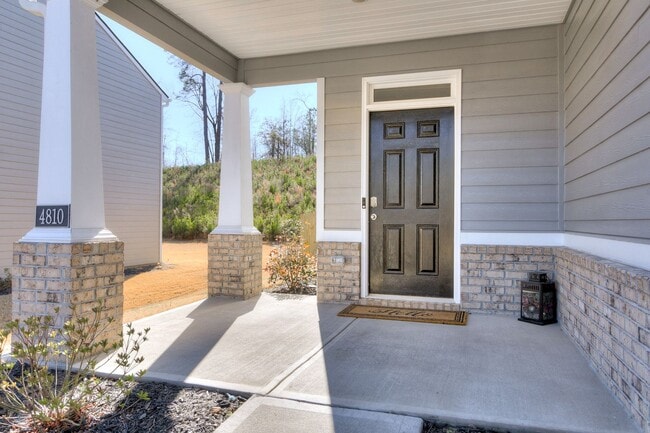 Building Photo - 4 Bedroom 3 Bathroom Two Story Home