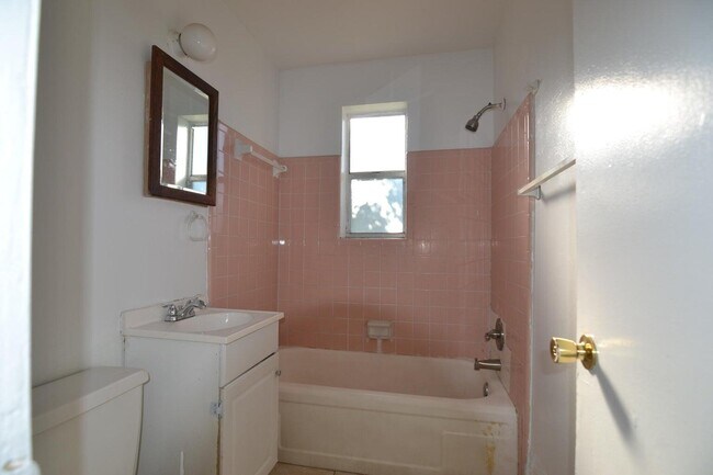 Foto del edificio - 1497 W 31st St