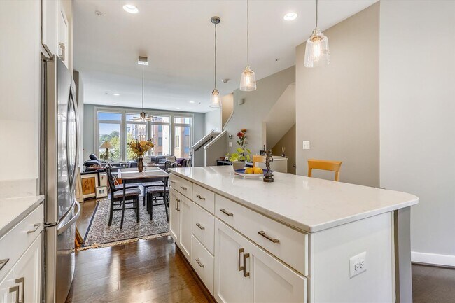 Foto del edificio - GREAT LOCATION!! Stunning 3BD/3.5BA luxury 4-level townhouse!