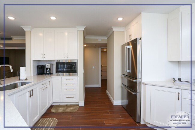 Building Photo - ** THE SAVOY PARK SHORE LUXURY ** BEAUTIFUL UPDATED 2-BEDROOMS PLUS A DEN\2 BATH MODERN PIECE OF ...