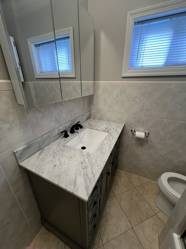 Bath counter - 112 Overlook St