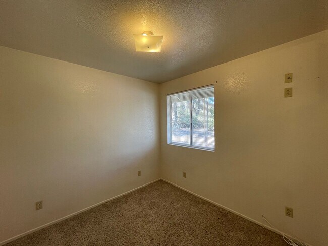Foto del edificio - 43960 White Mountain Rd