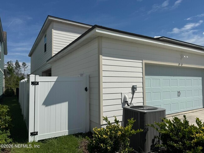 Building Photo - 236 Hawthorn Pk Cir