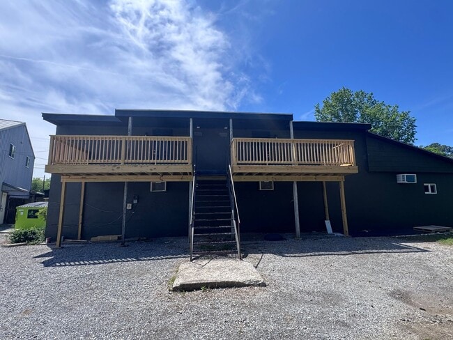 Building Photo - 2 bedroom 1 bath Apartment close to campus